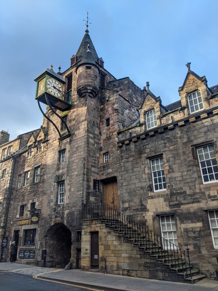 \"edinburgh-scotland-study-abroad-student-tourist\"